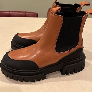 Steve Madden Tan/Blk  Nicki Chelsea Boots